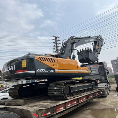 Excavadora Hyundai 220LC-9S con motor diesel en buen estado.