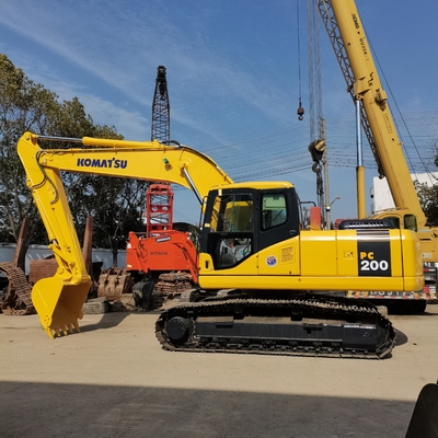 Excavadora de 20 toneladas en el patio de Shanghai Komatsu pc200 excavadora utilizada con bomba hidráulica de 105KW