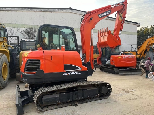 Excavadora de segunda mano Doosan DX60 con 6 toneladas de peso en excelente estado