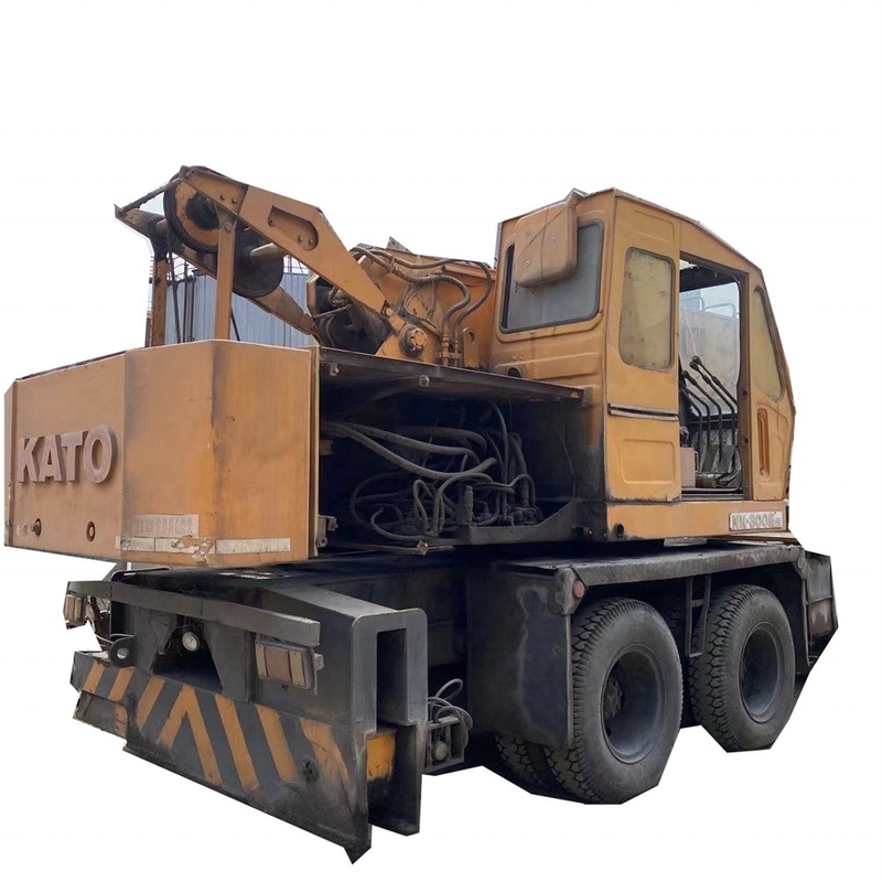 Una grúa de camión Kato NK300E usada con 30 toneladas de carga en Shanghai en buenas condiciones.