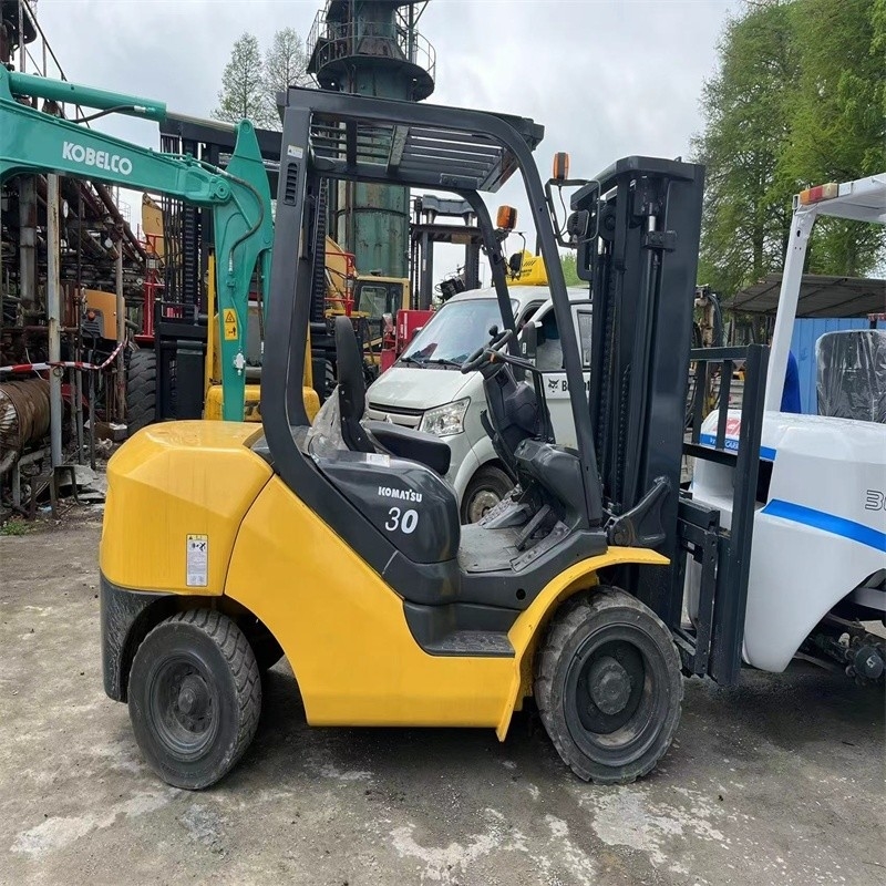 En buen estado, montacargas japoneses originales Komatsu 3T con bajas horas de trabajo y en 2022