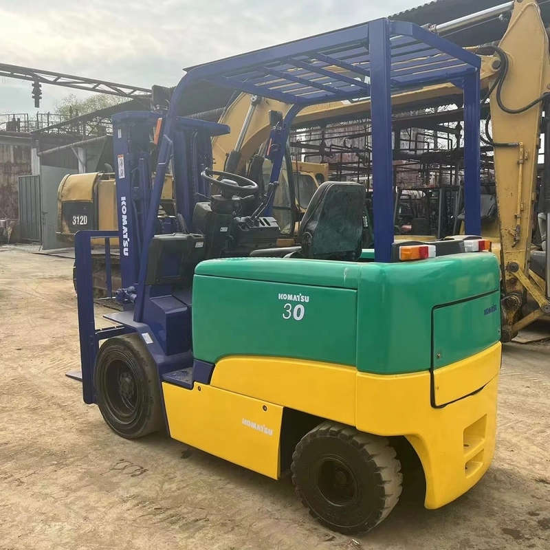 Bajas horas de trabajo y buen estado Komatsu 3T carretilla elevadora FD30 para obras de construcción